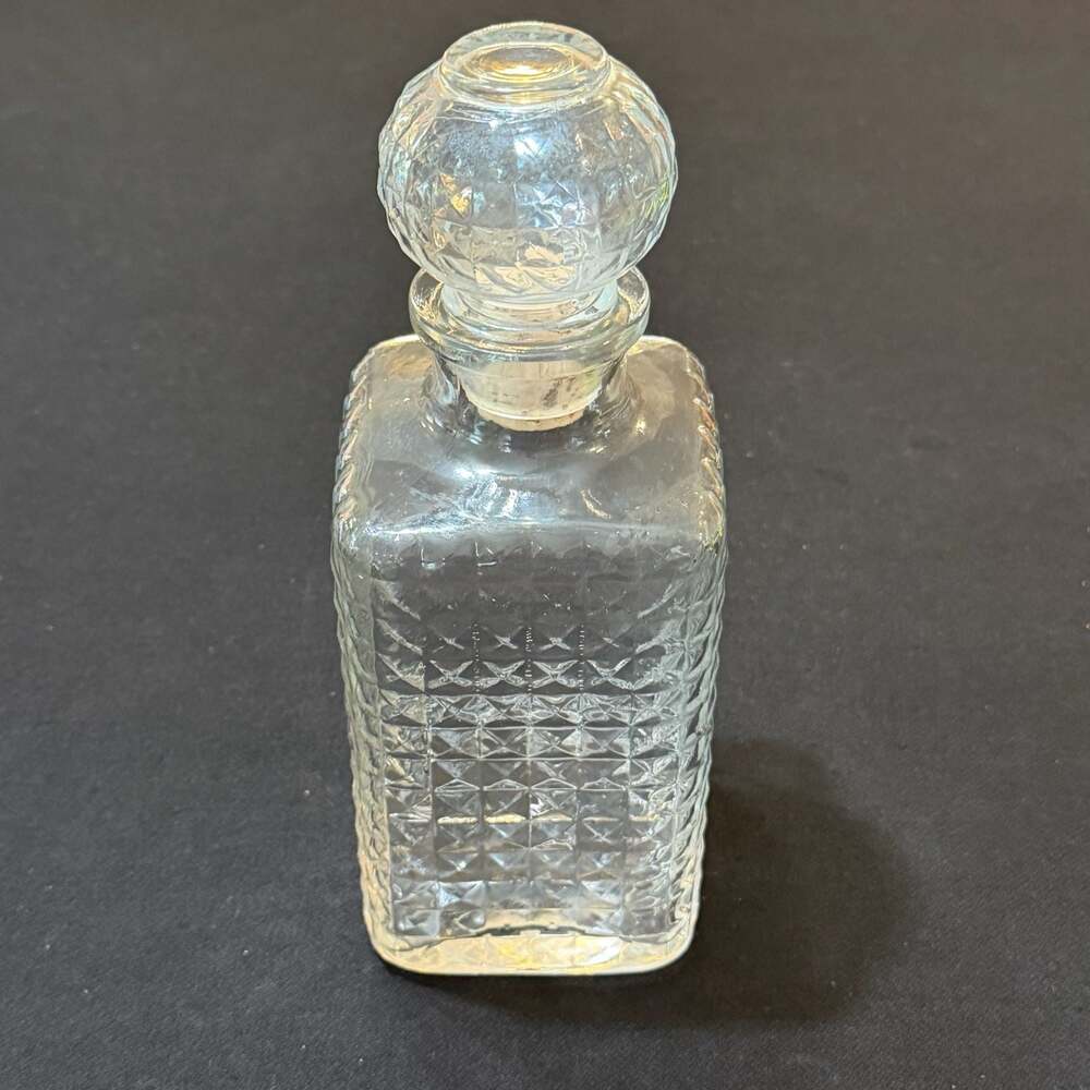 Glass Wine Decanter w/ Stopper Diamond Pattern Bottle One Quart Whiskey